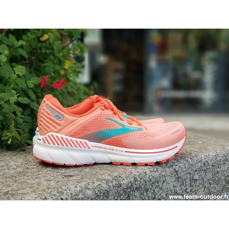 BROOKS Adrenaline GTS 22 Femme Coral / Latigo Bay / White