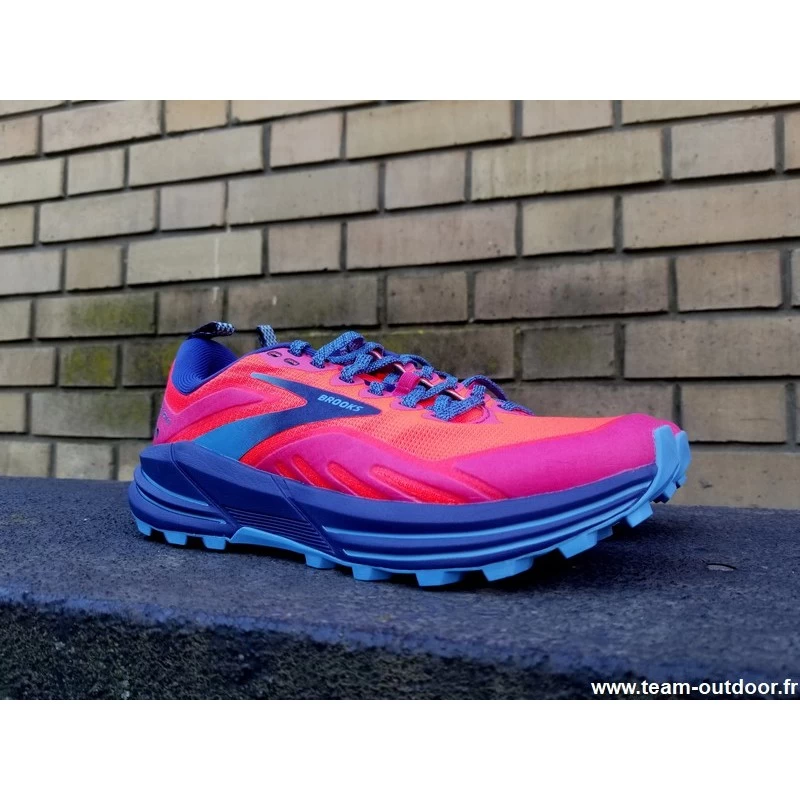 BROOKS Cascadia 16 Femme Pink / Flambe / Cobalt – Image 2