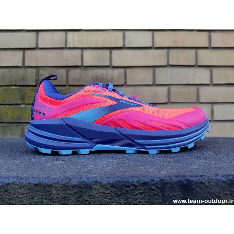 BROOKS Cascadia 16 Femme Pink / Flambe / Cobalt – Image 3