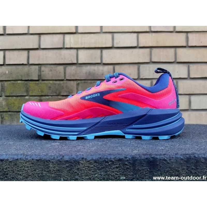 BROOKS Cascadia 16 Femme Pink / Flambe / Cobalt – Image 4