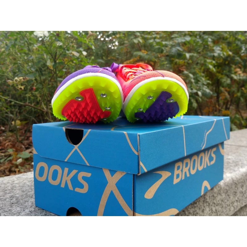 BROOKS Pointes Mach 18 Femme Fiery Coral / Electric Purple – Image 4